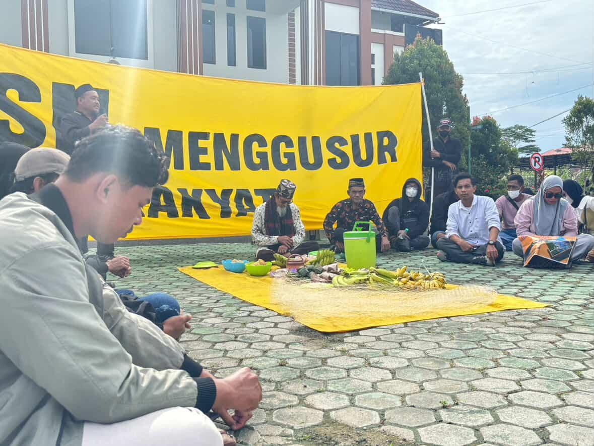 Warga-Mangkupadi-lakukan-aksi-01-08012026jpg.jpg