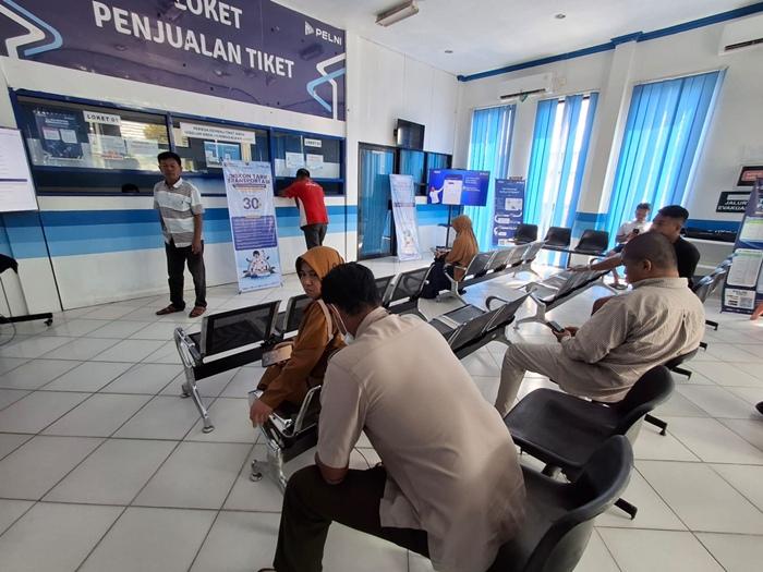 Warga-Tarakan-tampak-memesan-tiket-kapal-Pelni-untuk-keberangkatan-menuju-rute-tujuan.jpg