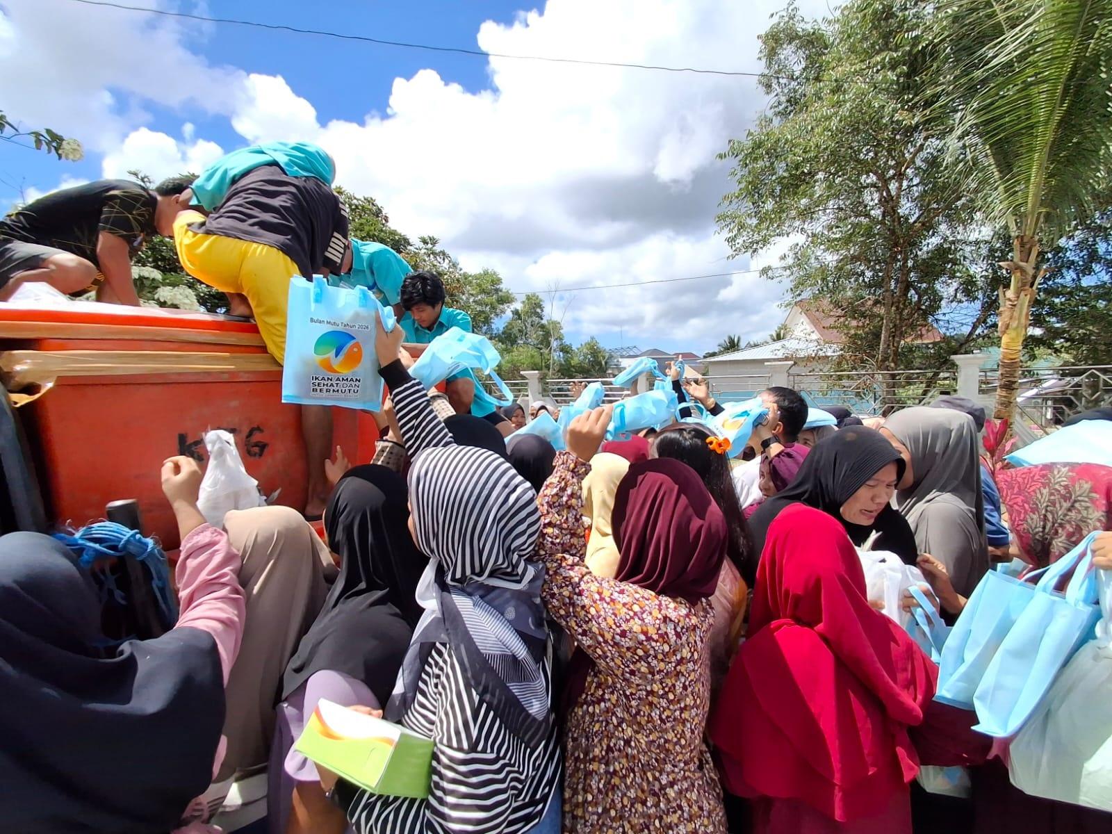 Warga Pasir Putih di Tarakan Antusias Antre Dapat Ikan Bandeng Beku Gratis, Bulan Mutu Ikan 2026 