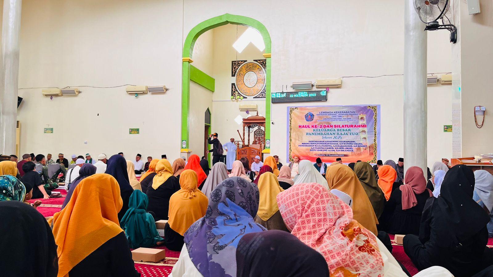 Warga-mengikuti-rangkaian-haul-di-Masjid-Agung-Malinau-211125.jpg