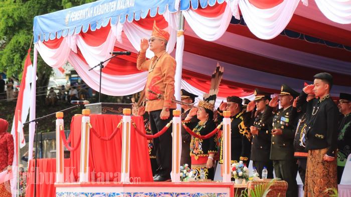 Kenakan Busana Adat, Bupati Malinau Pimpin Upacara HUT ke-80 RI di Mentarang