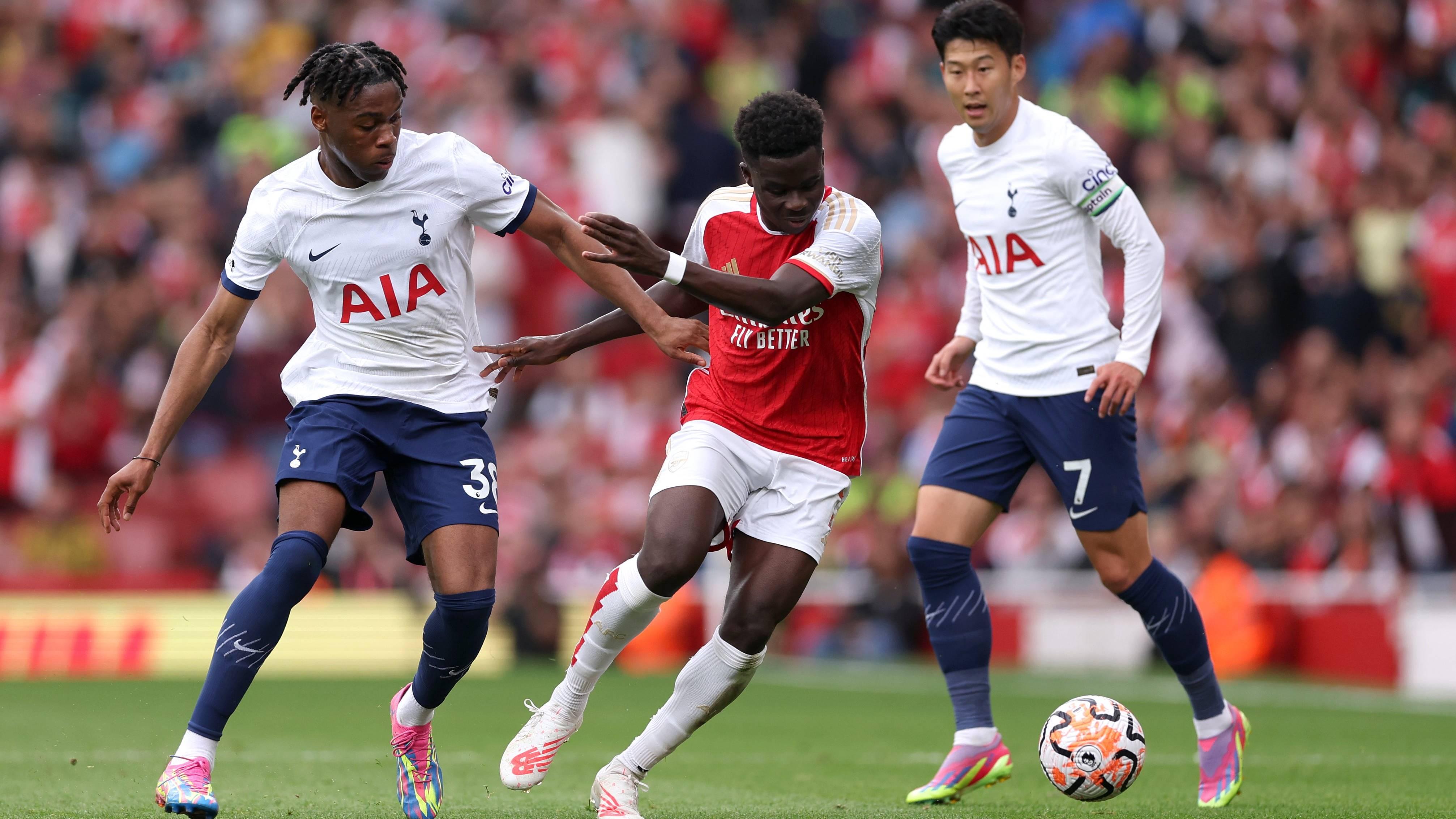 Winger-Arsenal-Bukayo-Saka-berjibaku-dengan-dua-pemain-Tottenham-Hotspur.jpg
