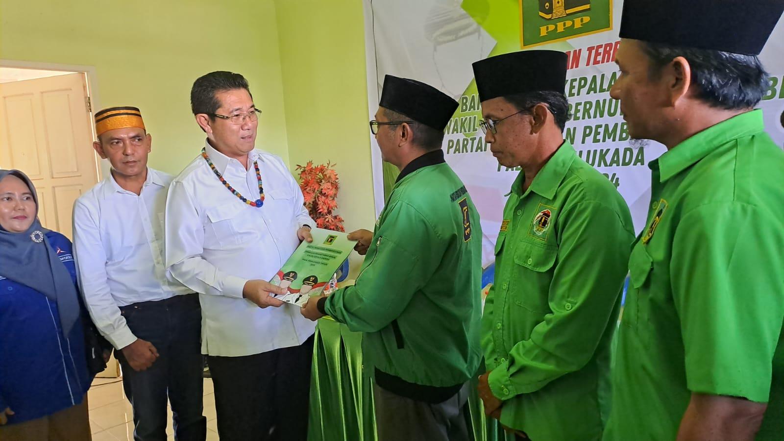 Yansen-TP-saat-menyerahkan-formulir-pendaftaran-ke-PPP-xnc.jpg
