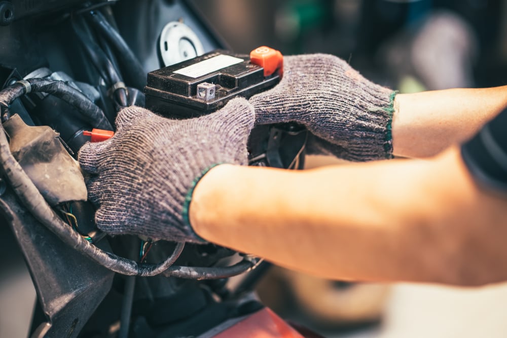 Ini Tips Agar Aki Motor Tetap Awet, Rutin Panaskan Kendaraan Hingga Waspadai Kebocoran