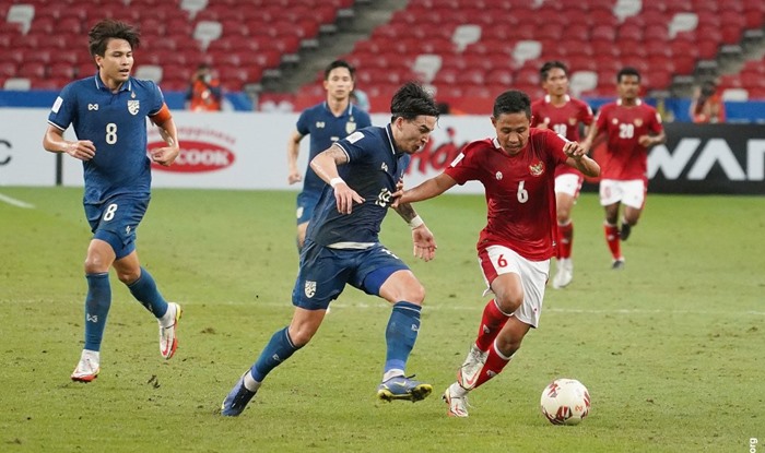 aksi-penggawa-timnas-indonesia-evan-dimas-saat-berduel-melawan-pemain-thailand.jpg