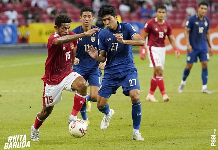 aksi-penggawa-timnas-indonesia-ricky-kambuaya-saat-berebut-bola-dengan-pemain-thailand-h.jpg