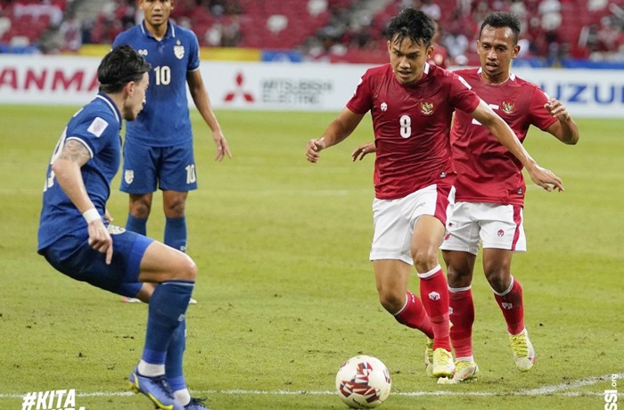 aksi-penggawa-timnas-indonesia-witan-sulaeman-dan-irfan-jaya.jpg