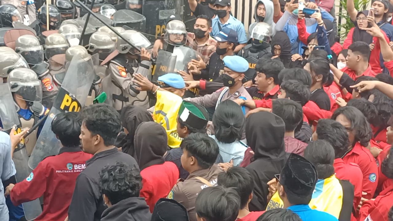 aksi-unjuk-rasa-mahasiswa-02-24022022.jpg