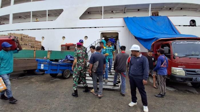 aktivitas-keberangkatan-dan-kedatangan-penumpang-KapalPelni-di-Pelabuhan-Malundung.jpg