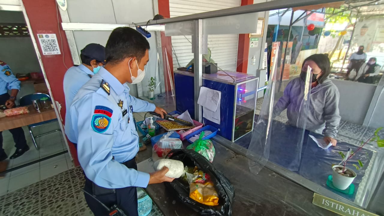aktivitas-penitipan-barang-dari-keluarga-napi-lapas-kelas-iia-tarakan.jpg