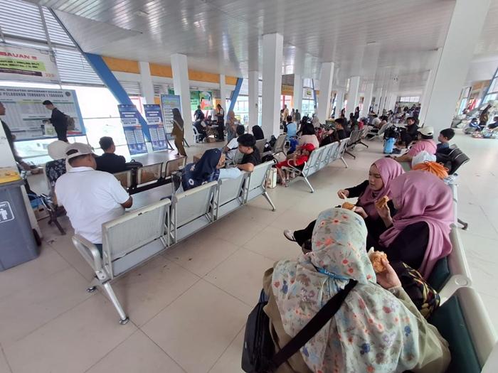 aktivitas-penumpang-di-Pelabuhan-Tengkayu-Satu-Tarakan.jpg