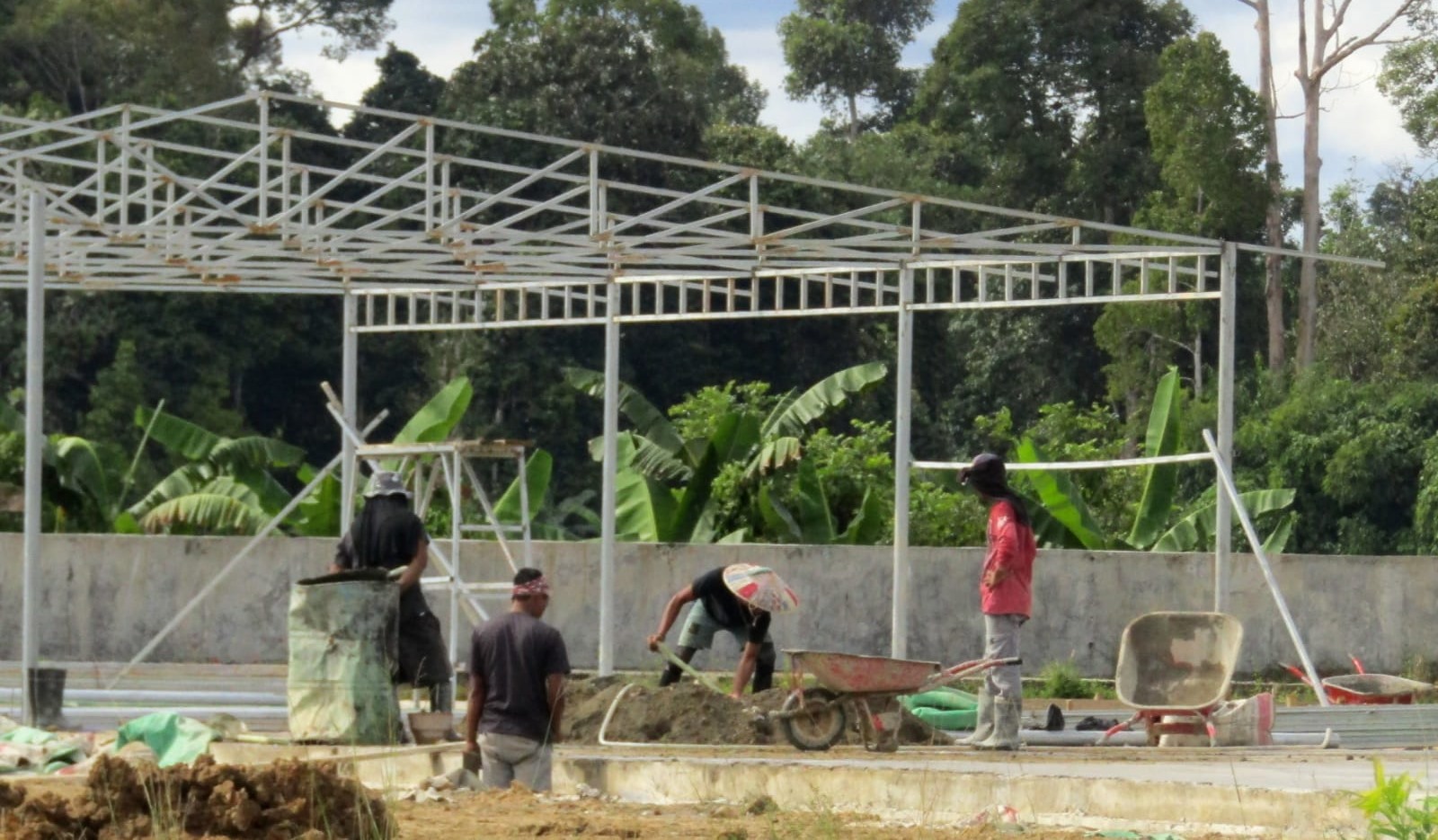 aktivitas-sejumlah-pekerja-di-kabupaten-malinau-ttd.jpg