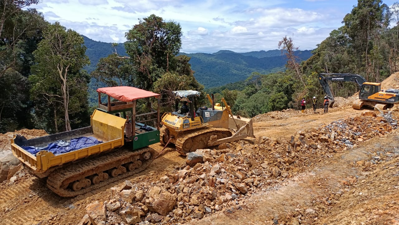 alat-berat-saat-tengah-mengerjakan-proyek-jalan-perbatasan-di-ruas-jalan-malinau-krayan-thy.jpg