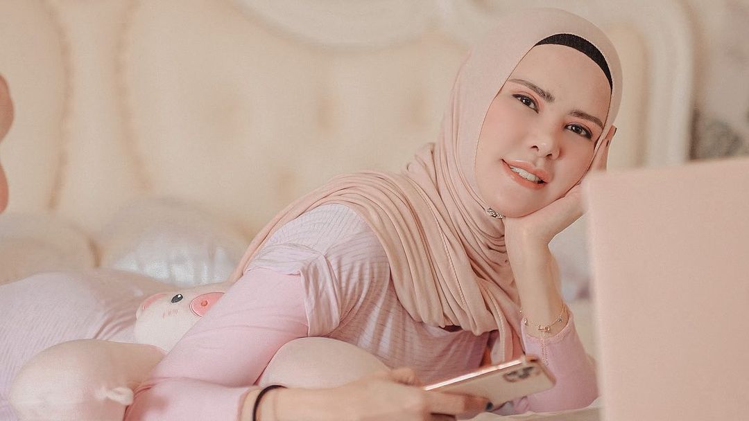 Cerai dari Vicky Prasetyo, Angel Lelga Sambut Imlek, Ikut Bagi-bagi Angpao