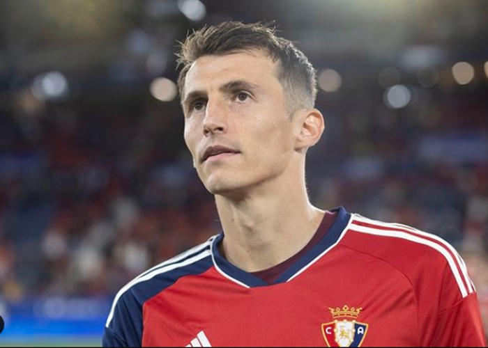ante-budimir-saat-kenakan-jersey-osasuna-di-liga-spanyol.jpg