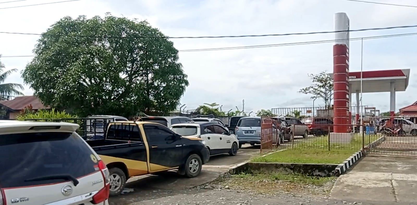 antrean-kendaraan-antre-solar-di-malinau-02-27072022.jpg