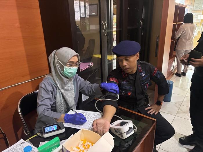 bakti-kesehatan-donor-darah-dalam-rangka-menyambut-Hari-Bhayangkara-ke-79.jpg