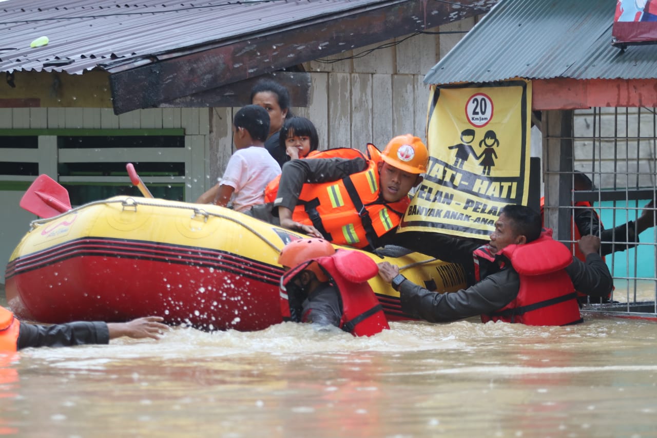 balikpapan-banjir-warga-dievakuasi-ke-masjid-02-16032022.jpg