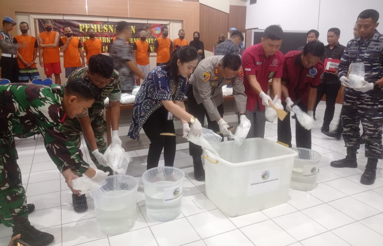 bb-sabu-sebanyak-253-kg-ke-dalam-wadah-plastik-untuk-dimusnahkan-tht.jpg