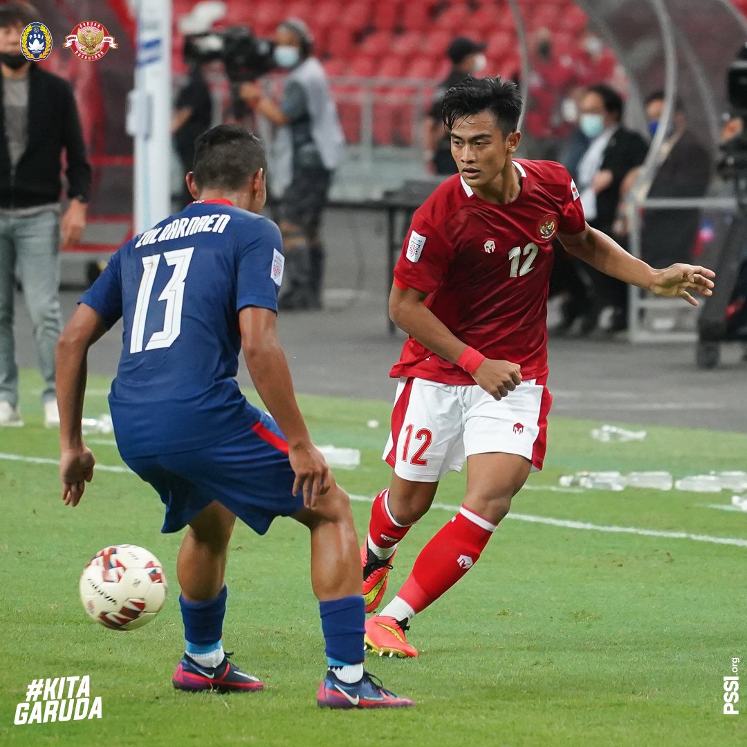 bek-timnas-indonesia-pratama-arhan-berduel-dengan-pemain-singapura.jpg
