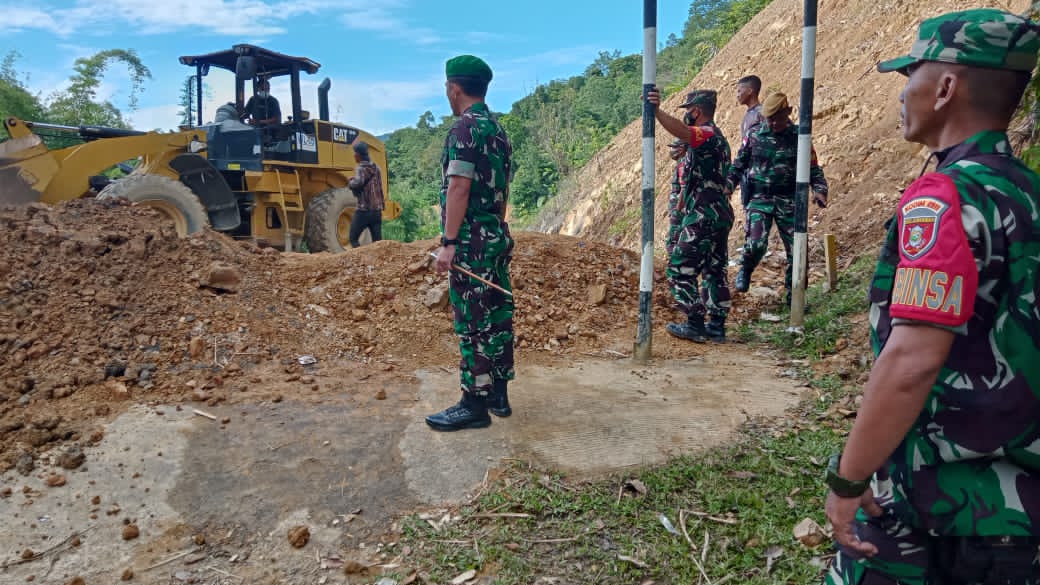 brigjen-tni-rifki-memimpin-langsung-kegiatan-untuk-membuka-blokade-perlintasan-krayan.jpg