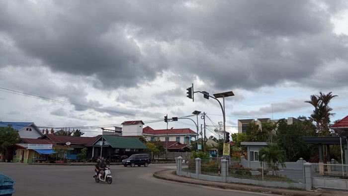cuaca-berawan-tebal-di-simpang-empat-jalan-durian-tanjung-selor.jpg