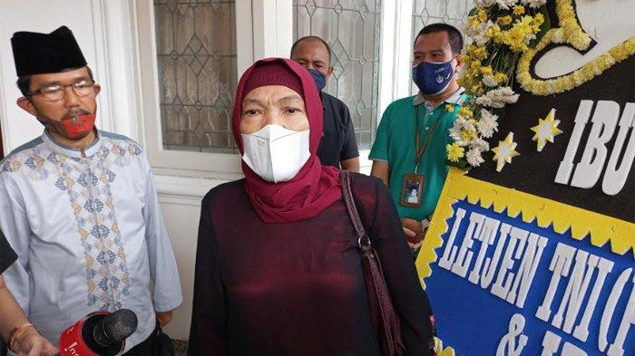 dorce-gamalama-saat-melayat-ke-rumah-duka-almarhum-penyanyi-elly-kasim.jpg