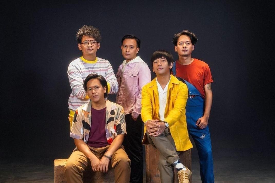 Aksi Panggung D'Masiv di Banyuwangi Meriah, Rian Cs Tetap Tampil Pasca Kecelakaan, Warganet Salut