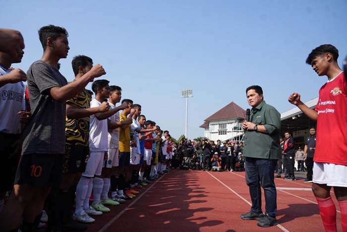 foto-erick-thohir-di-sela-seleksi-timnas-indonesia-u17.jpg