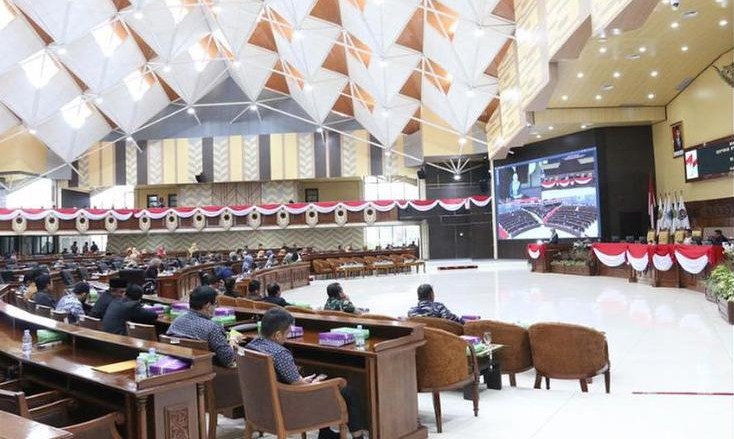 gedung-utama-dprd-kaltim-rgt.jpg