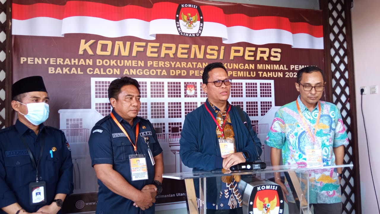 Maju di DPD RI, Senator Hasan Basri jadi yang Pertama Serahkan Bukti Dukungan ke KPU Kaltara