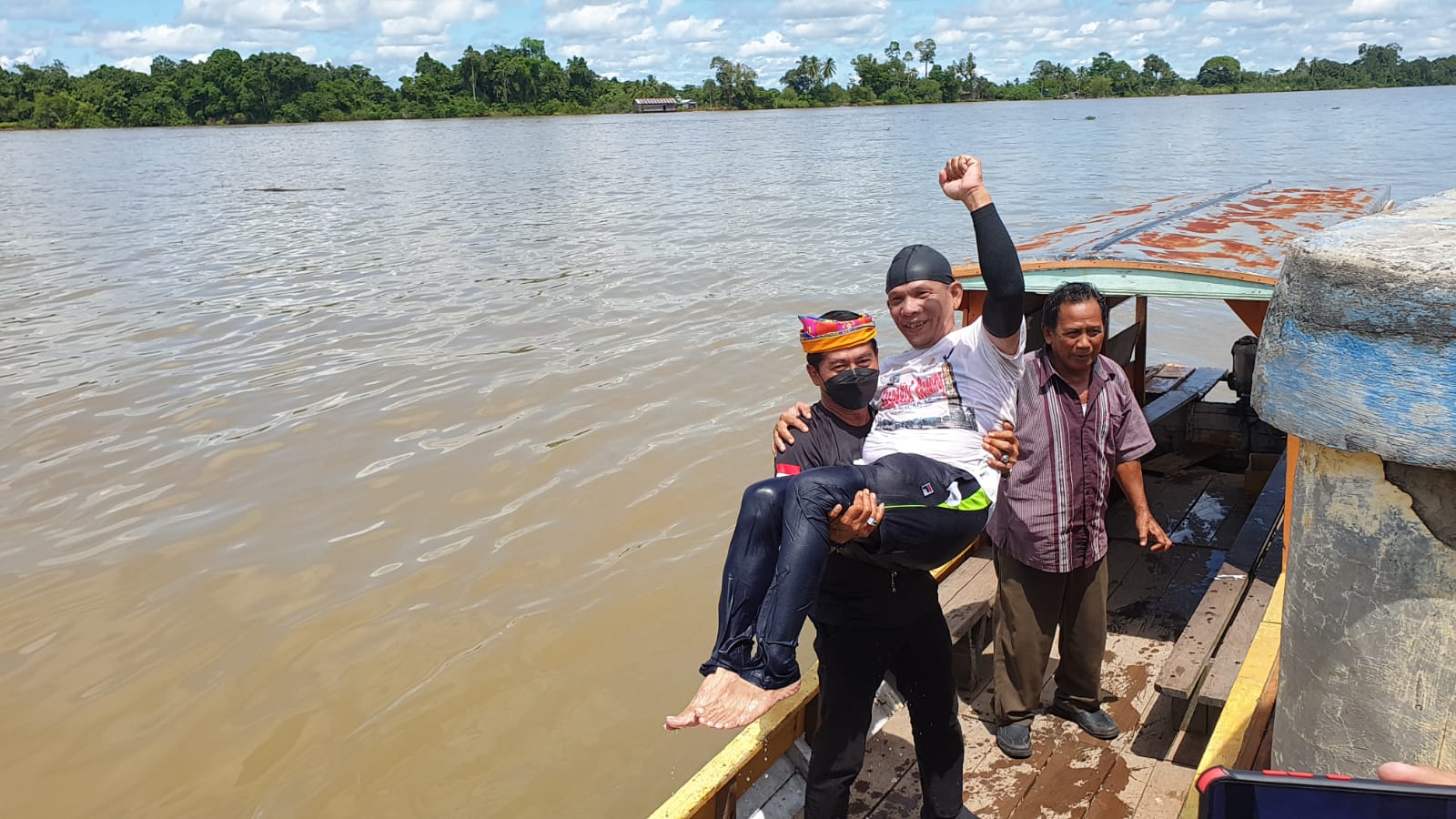 Ibrahim Rusli Digendong Gubernur Kaltara Zainal Paliwang, Berhasil Lari & Renang Dalam Waktu 3 Jam