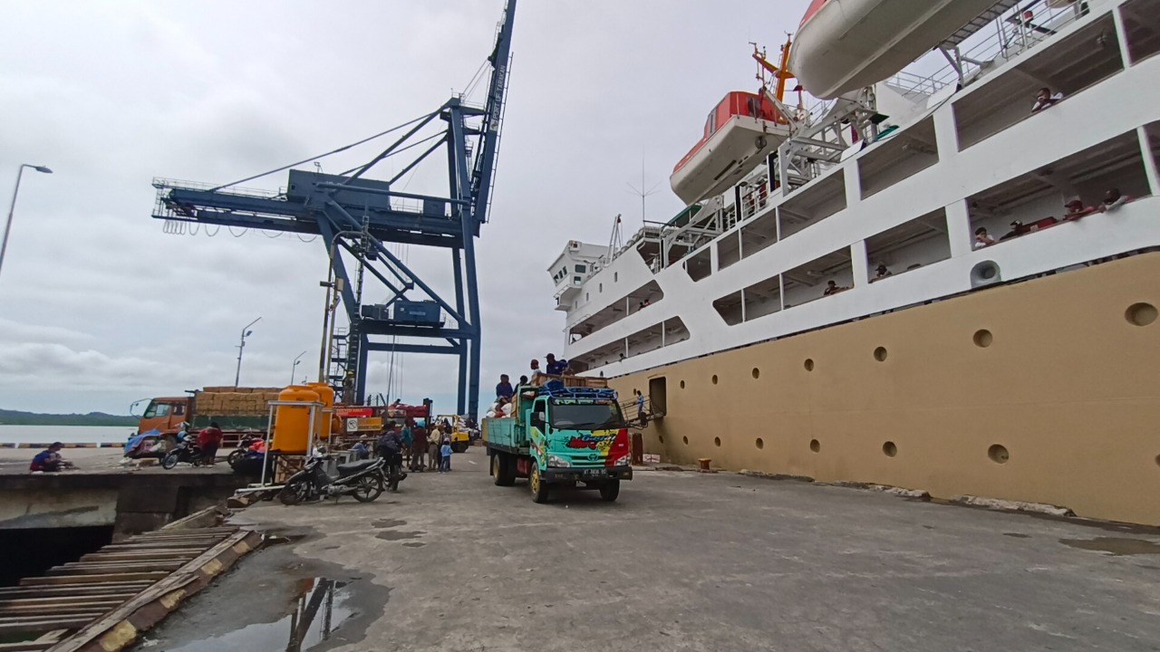 kapal-pelni-di-pelabuhan-malundung-tarakan-21062022.jpg
