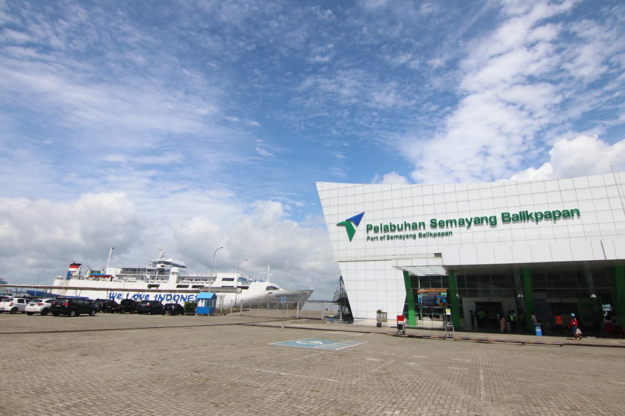 kapal-pelni-di-pelabuhan-semayang-balikpapan.jpg