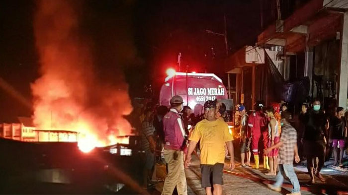 kebakaran-di-jalan-yos-sudarso-09032021.jpg