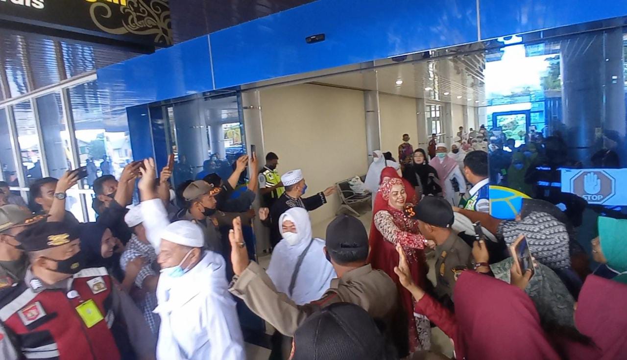 Tangis Kegembiraan Keluarga, Sambut Kedatangan Jemaah Haji di Bandara Kolonel Robert Atty Bessing