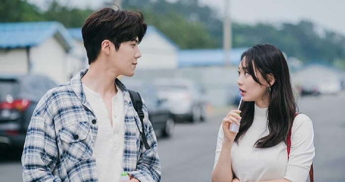 kim-seon-ho-dan-shin-min-ah-pada-drama-korea-hometown-cha-cha-cha.jpg