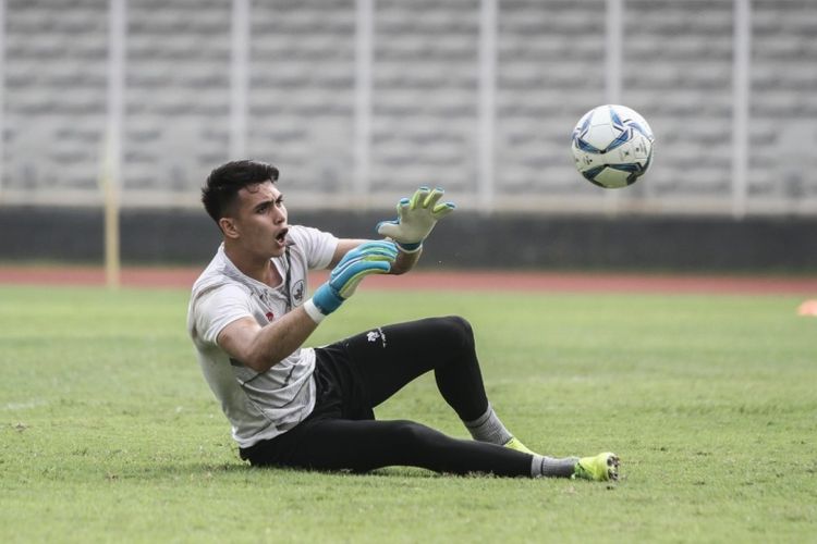 kiper-timnas-indonesia-dan-juga-kiper-bali-united-nadeo-argawinata.jpg