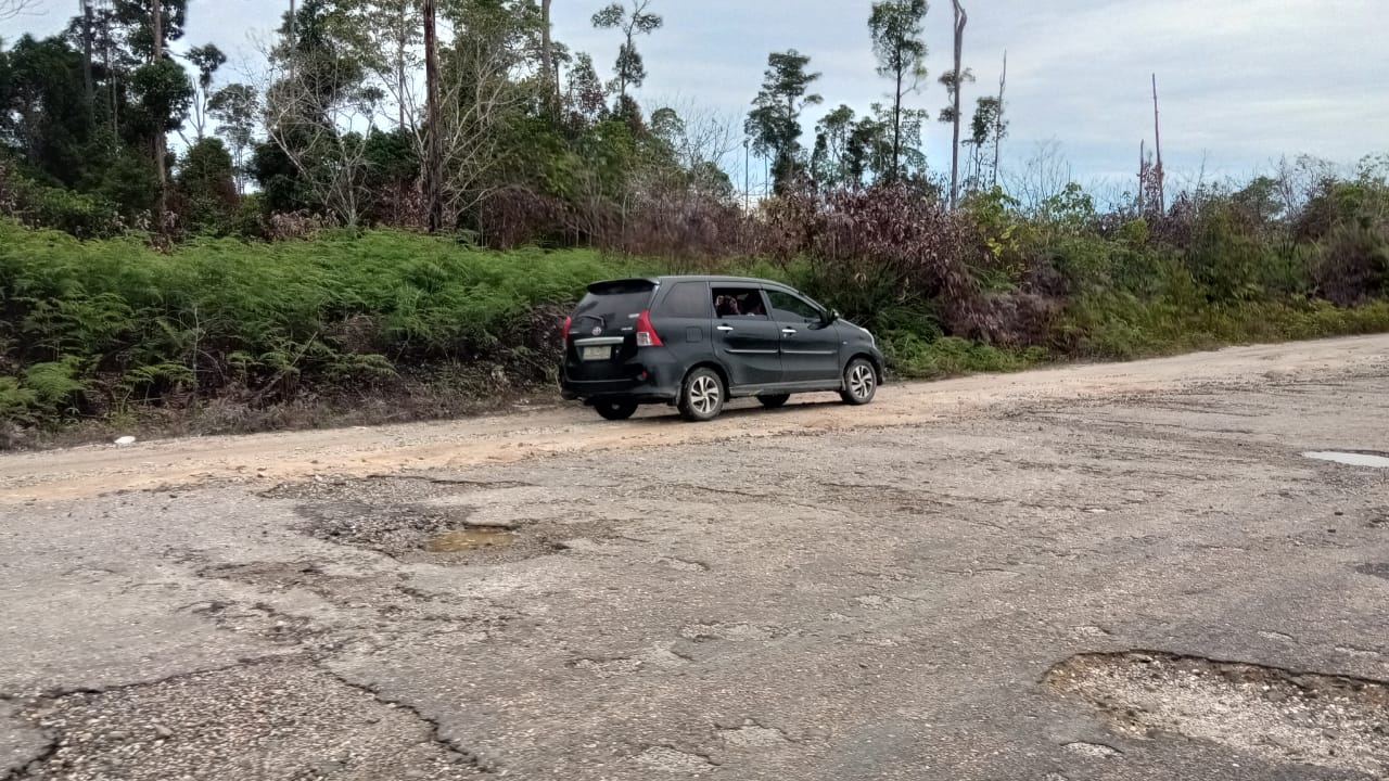 kondisi-jalan-rusak-di-areal-pt-kipi-di-desa-mangkupadi-bulungan-srhdn.jpg