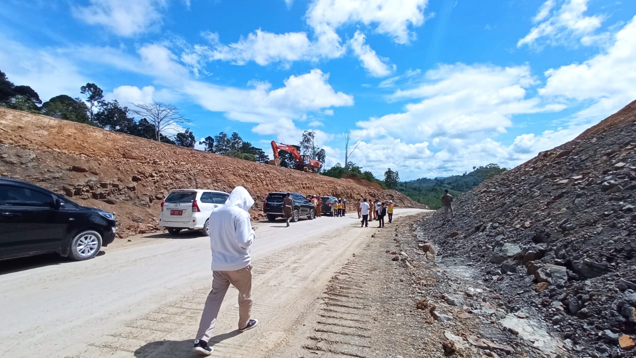 kondisi-terkini-proyek-perbaikan-jalan-poros-berau-bulungan-sjy.jpg