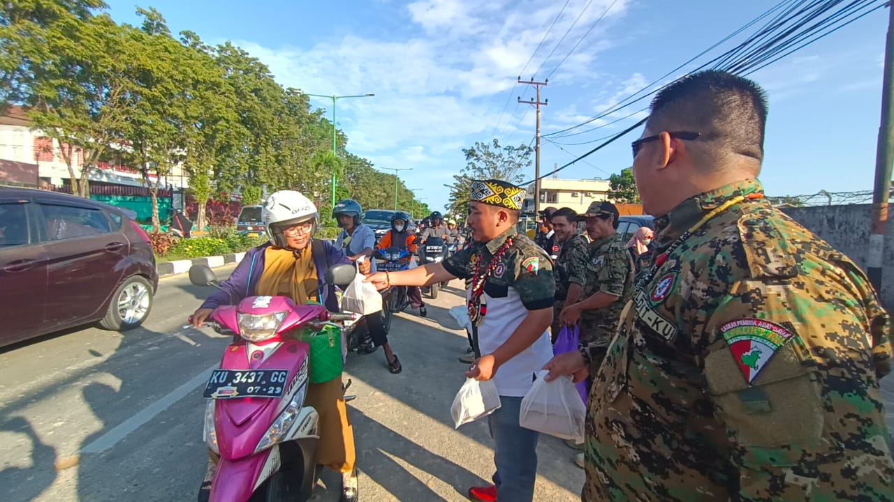 lpadkt-ku-berbagi-takjil-kepada-ratusan-pengendara-di-tarakan.jpg
