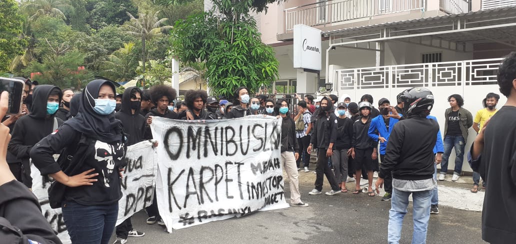 massa-lakukan-aksi-di-depan-gedung-dprd-kota-tarakan.jpg