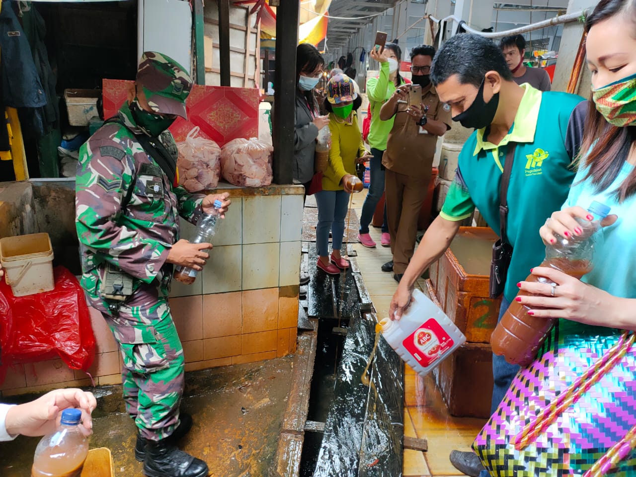 Kurangi Bau Sampah, Relawan Eco Enzym Balikpapan Semprot Cairan di Parit Pasar Sepinggan