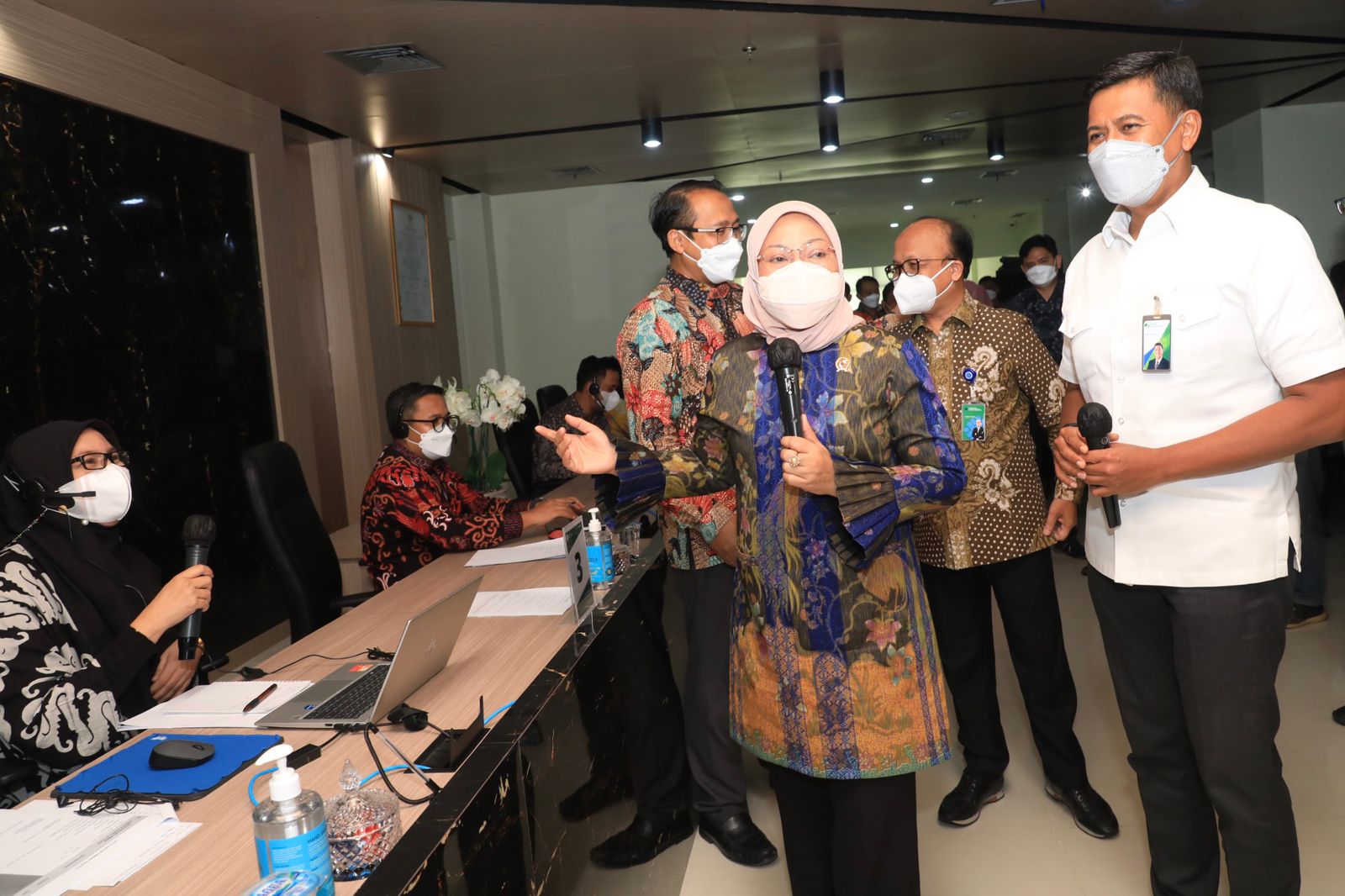 menteri-ketenagakeraan-ida-fauziah-dalam-dialog-bersama-penerima-manfaat-jkp.jpg