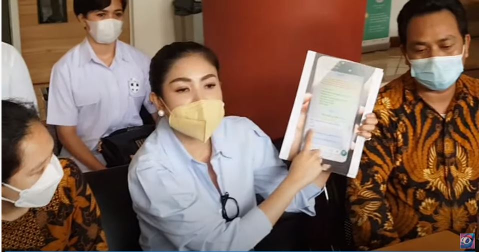 nindy-ayunda-gelar-konferensi-pers.jpg