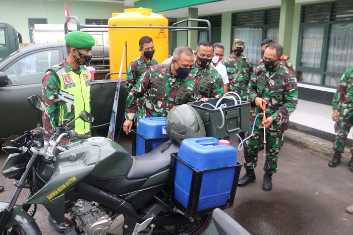 pangdam-vi-mulawarman-mayjen-tni-heri-wiranto-saat-melihat-alat-disinfektan.jpg