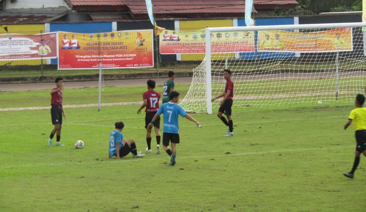 partai-kedua-pertandingan-sepak-bola-porprov-i-kaltara-sht.jpg