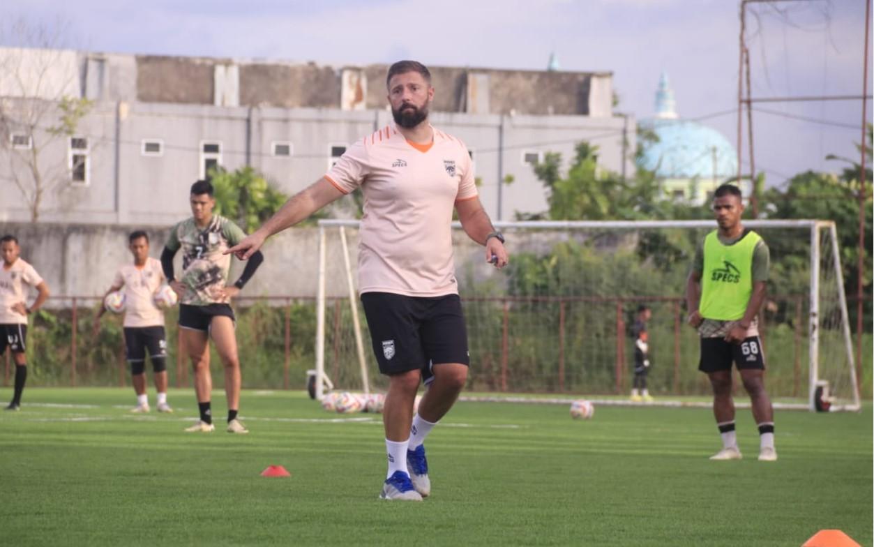 Pelatih Baru Borneo FC Joaquin Gomez Pengganti Huistra Tiba di Samarinda, Siap Ada Perubahan Pemain