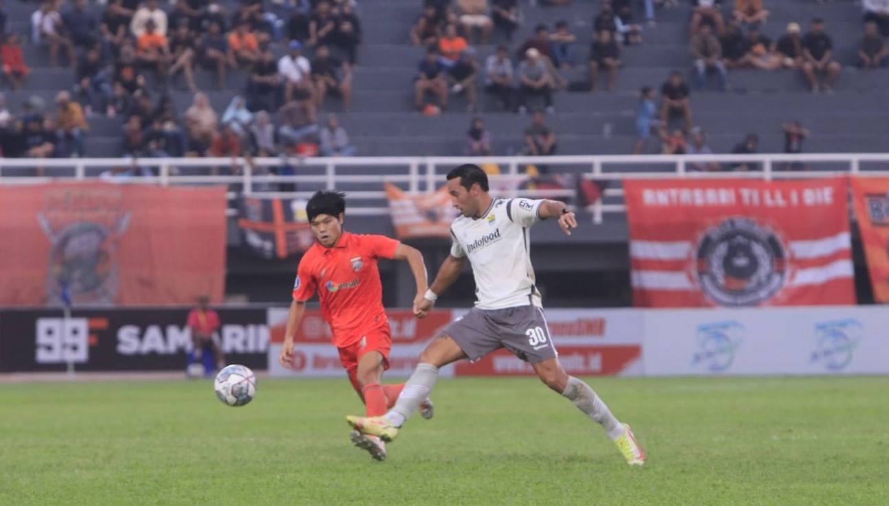 pemain-borneo-fc-kei-hirose-berebut-bola-dengan-pemain-persib-bandung-ezra-walian.jpg