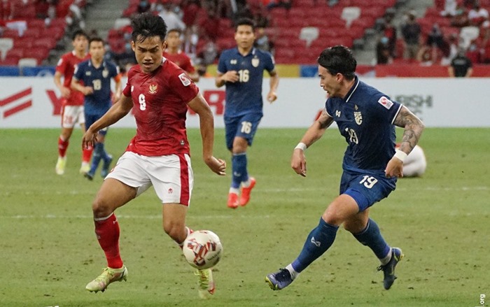 pemain-timnas-indonesia-witan-sulaeman-saat-beradu-dengan-pemain-thailand.jpg